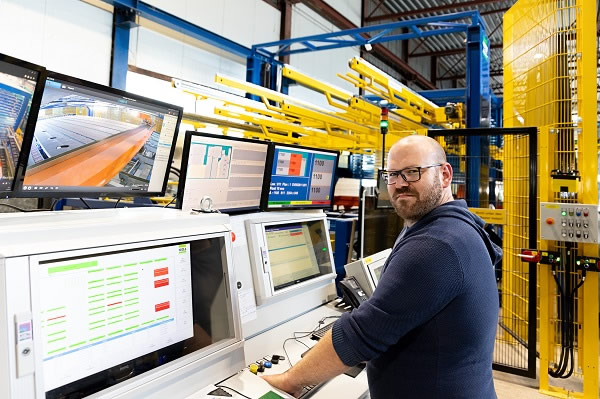 The PPS takes delivery dates, machine capacity and inventory into consideration while optimally compiling orders and forwards them to the relevant production stations as work orders. Here in Cutting, for example, Daniel Bonsch can access the status of each individual process, prioritise workflows and monitor progress in real time.