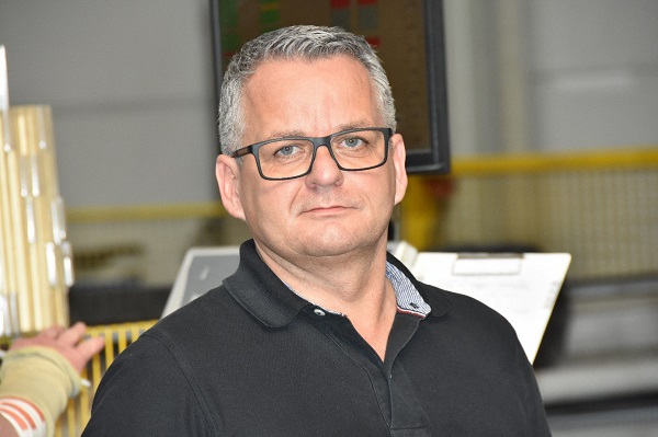 Employees at Gethke Glas release the dynamically optimized files.