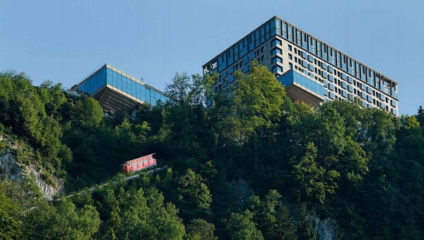 The clean style and colour scheme, together with the modern glass features, lend the building an elegant exterior and make it easily visible from afar. (© copyright Buergenstock Hotels & Resort)