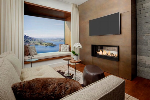 Large windows with clear optics and frames doubling as seating ensure that the panorama is revealed to its best advantage. (© copyright Buergenstock Hotels & Resort)