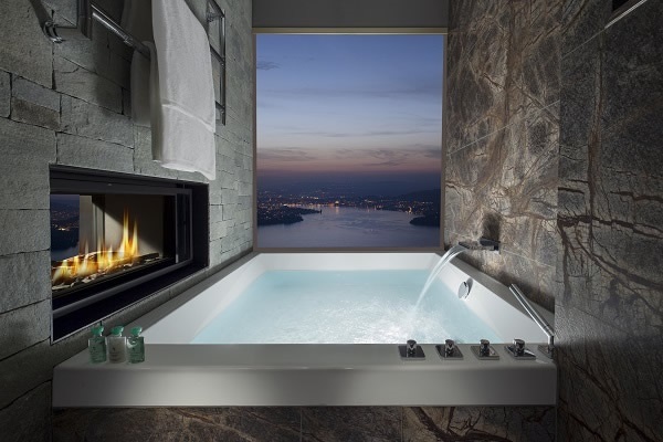 The views can even be enjoyed while taking a relaxing bubble bath. The near frameless windows help to make maximum use of the transparent area. (© copyright Buergenstock Hotels & Resort)