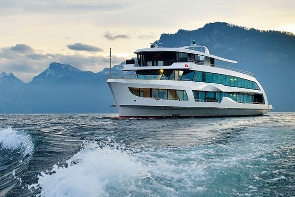 The generous window strips underline the dynamic architecture of the MS Diamant. (Photo: © Schifffahrtsgesellschaft des Vierwaldstaettersees AG)