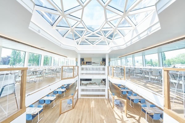 The interior of the luxury scheduled boat impresses with its radiant brightness. The excellent colour neutrality of the insulating glasses and a very good colour rendering index enable a transparent ship's architecture and a clear view when looking at and through the vessel. (Photo: © Simeta AG)