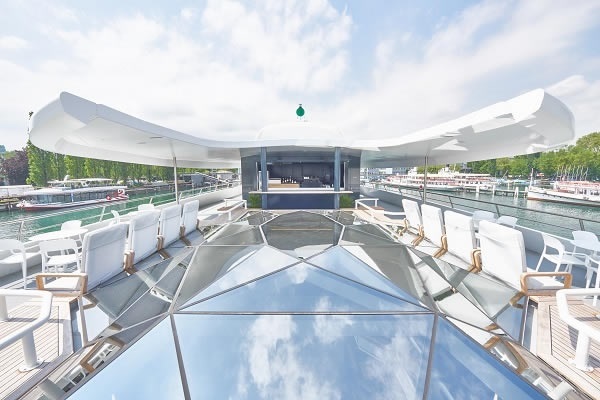From the outside, the crystalline canopy impresses by its filigree character. Thanks to the Structural-Glazing bonding, the supporting structure is almost invisible, and the glass elements join together in a flush-mounted manner (Photo: © Simeta AG)