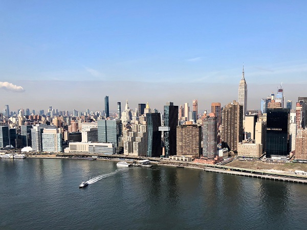Architecture with a symbolic identity: The American Copper Buildings clearly stand out from the other buildings in the vicinity. (Copyright ©Glas Trösch AG)