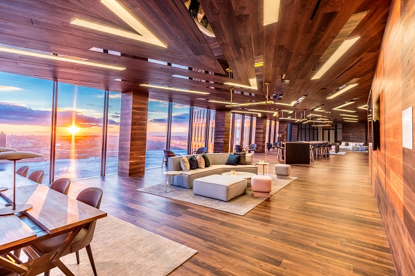 The occupants of the two towers meet in the open spaces. Thanks to the special glazing, the buildings provide sufficient solar protection and ensure that nothing obstructs the uninterrupted views. (Copyright ©JDS)