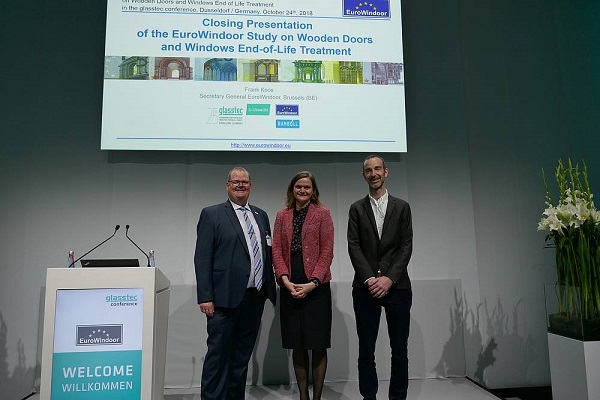 In the morning, at the EuroWindoor “End-of-Life Study” presentation: Frank Koos, Helle Carlsen Nielsen and David McKinnon (from left to right). (photo: EuroWindoor)