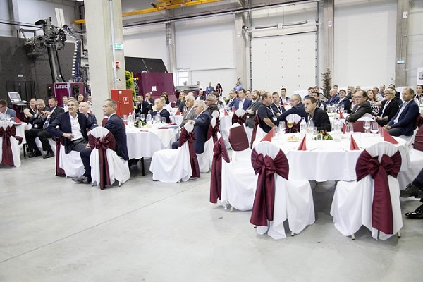  Around 100 customers, suppliers and employees of the LiSEC Group took part in this event at Oroszlány, Hungary. 