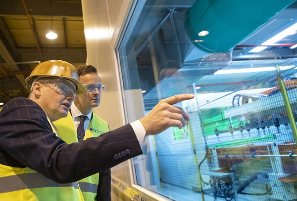 Left to right: Guus Boekhoudt, Vice President Guardian Glass, Managing Director Guardian Europe s.à r.l., Péter Szijjártó, Minister of Foreign Affairs and Trade of Hungary | Photo: Guardian Glass, LLC