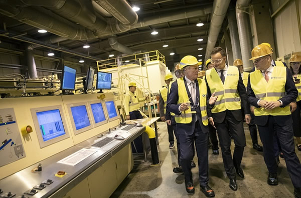 Left to right: Dr. Péter Medgyessy, former Prime Minister of the Republic of Hungary, Péter Szijjártó, Minister of Foreign Affairs and Trade of Hungary, Guus Boekhoudt, Vice President Guardian Glass, Managing Director Guardian Europe s.à r.l. | Photo Guardian Glass, LLC