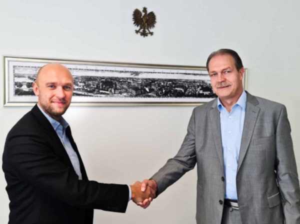 Here’s to good collaboration, even greater proximity to customers and on-site service: Michał Siergiejewicz (Managing Director of HEGLA Poland) and Bernhard Hötger (COO of the HEGLA Group)