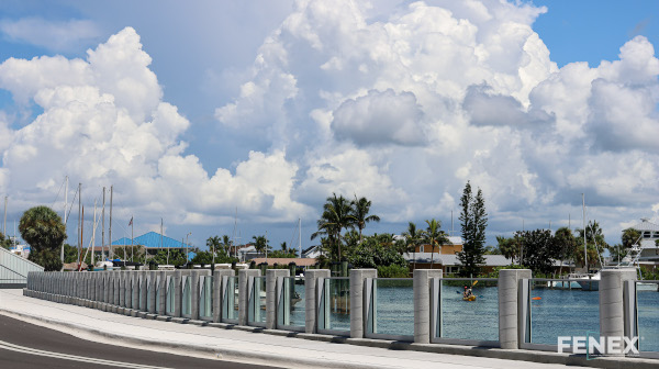 Flood-protection walls and balustrades with SentryGlas interlayers made by Kuraray are categorised as highly load bearing laminated toughened glass (LTG) for structural applications. Photo: ©FENEX, LLC