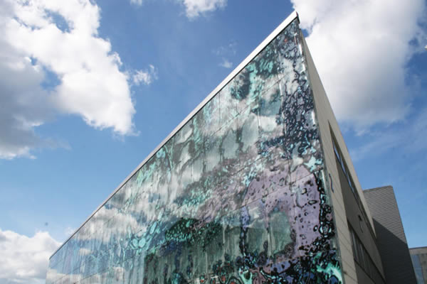 Kaari Hospital Kuopio – the outer façade is the printed glass sheet; the inner façade is normal concrete with conventional windows. Photo ©GlastonCorp