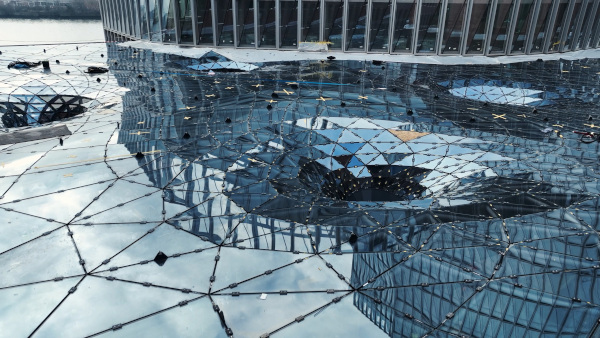 Complex glass roof structure at Westfield Hamburg Überseequartier: the complex geometry of the glass-steel structure executed with high-performance Kuraray interlayers ensures maximum security, transparency and architectural precision. Photo: ©Darren Arpe / Roschmann Group