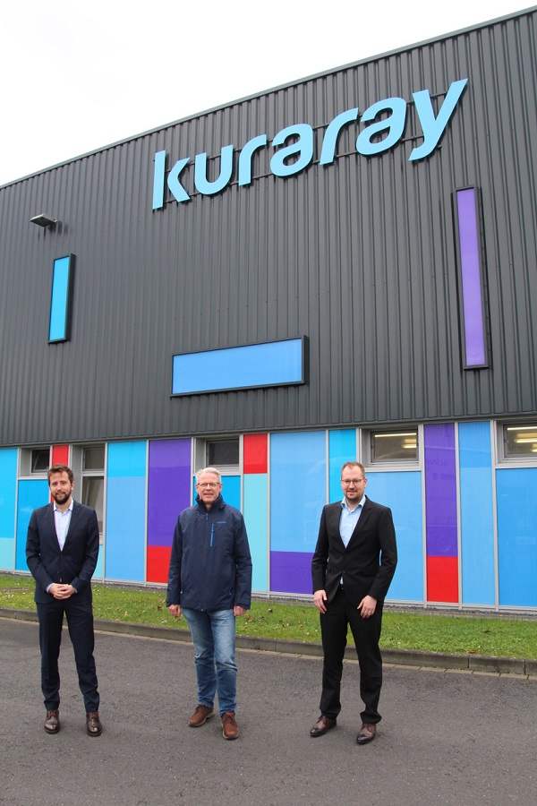 (from left) Hendrik Himmelmann, Head of Department Energy Sales Stadtwerke Troisdorf GmbH, Dr. Holger Stenzel, Site Manager Kuraray Europe GmbH in Troisdorf and Robert Psota, Customer Advisor Stadtwerke Troisdorf GmbH in front of a production building of the 'Advanced Interlayer Solutions Division" of Kuraray in Troisdorf. (Photo: Werner Dücker)