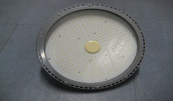 High-bay downlighters with LED technology reduce the energy consumption while providing the same luminous intensity. 