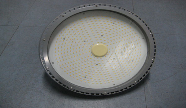 High-bay downlighters with LED technology reduce the energy consumption while providing the same luminous intensity.