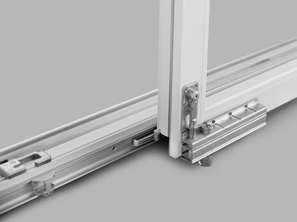 Roto declares that "“Roto Patio Alversa” has all relevant certifications in time for its market launch. The photo shows the bogie with a reinforcement bracket, which is used to form a stabilising connection at sash weights of 100 kg and above. It can be adjusted via a hexalobular socket screw in order to optimise the run-in and run-out depending on the weight and dimensions of the sash.