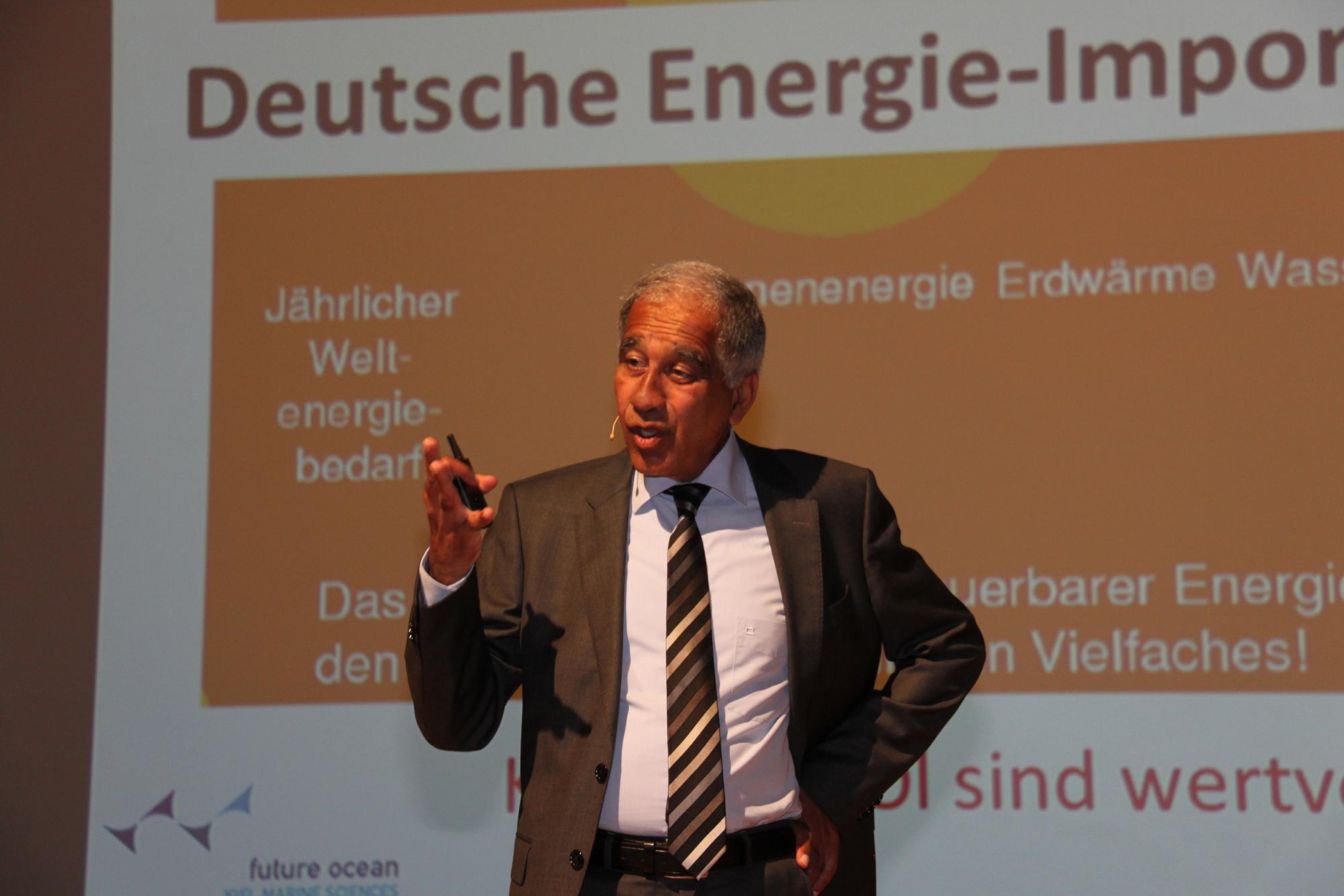      Key speaker Prof. Dr. Mojib Latif inspired the plenum and found optimistic approaches despite poor prospects. (Source: ift Rosenheim) 