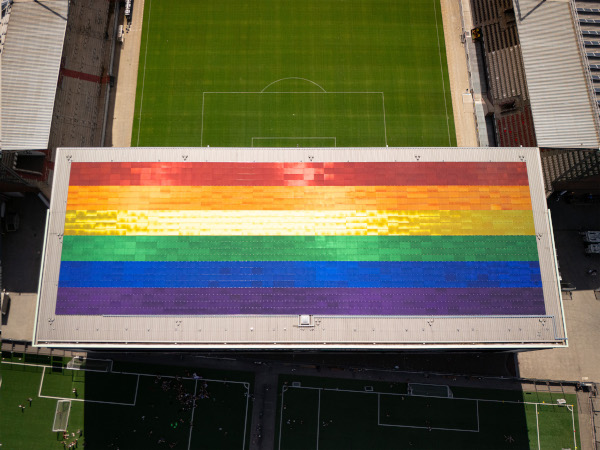 The large-surface rainbow PV system on the roof of the north stand of the Millerntor stadium Photo: LichtBlick SE