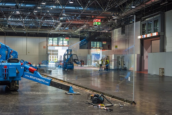 Heavydrive MRK 195.0 and the VSG 3500 K MH in use at glasstec in Düsseldorf Image rights: Heavydrive GmbH