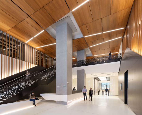 Clad in Solarban® 60 Starphire® glass, the modernized façade of 135 West 50th Street’s storefront and lobby provides a bright and welcoming ambiance. (Photography: Robert Deitchler, Courtesy of Gensler)