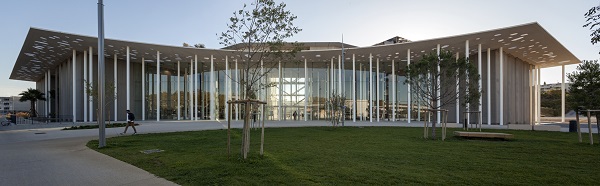 An imposing combination of tradition and modernity: The faculty of medicine of the University of Montpellier is the oldest still existing one in the world. The modern new building takes up the tradition and creates future-oriented space for education and research. Photo: Bellapart (Spain)