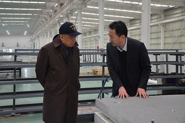 Chairman Wang Yihui has a detailed understanding of lightweight micro-crystal stone wall materials