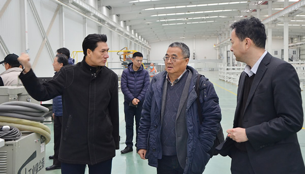 Miao Bin, President of China Ceramic Association, and industry experts inspected "electrically heated multilayer roller type lightweight micro-crystal automatic production line"