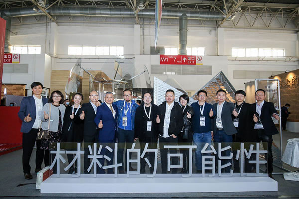 The curator, Mr. Gao Changjun, took a photo with five designers and representatives of pioneer construction materials enterprises, including NorthGlass