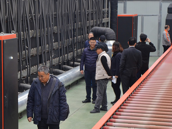 Miao Bin, President of China Ceramic Association, and industry experts inspected "electrically heated multilayer roller type lightweight micro-crystal automatic production line"