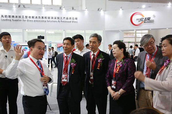 Gao Ruiping, Director of The Chinese Ceramic Society and the Delegation Visited NorthGlass’ Booth