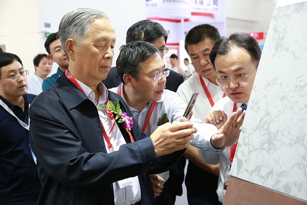 Zhang Renwei, former Director of The Chinese Ceramic Society and the Delegation Visited NorthGlass’ Booth