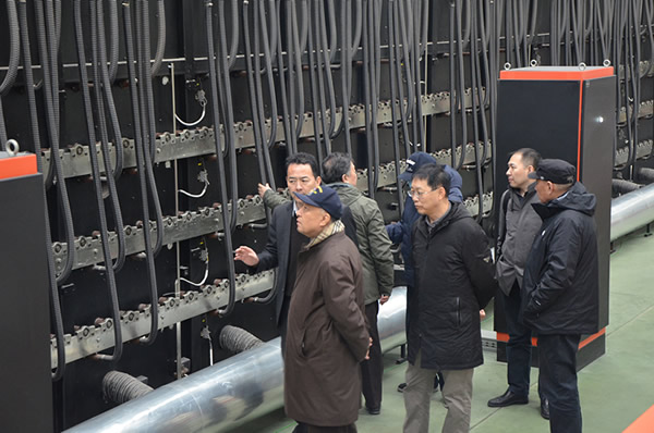 General manager Jiang Wei introduced the electric heating multi-layer roller type lightweight micro-crystal automatic production line for the chairman of Wang Yihui