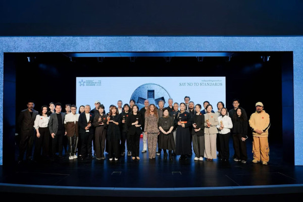 NorthGlass Chairman Gao Xueming Receives Wallpaper “Outstanding Person of the Year” Award