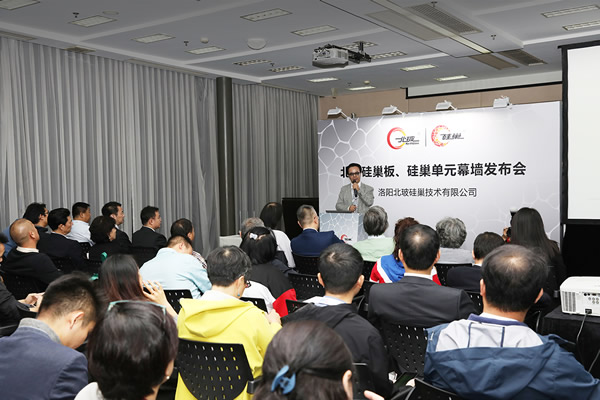 Gao Xueming, Chairman of NorthGlass and NorthGlass SiNest, introduced the technological innovation achievements of SiNest