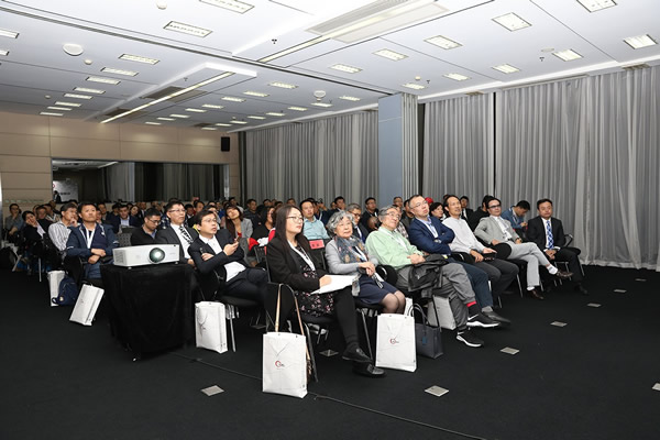 The new product conference of NorthGlass SiNest is full of people