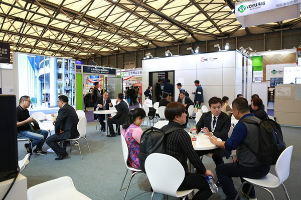 NorthGlass booth is full of guests