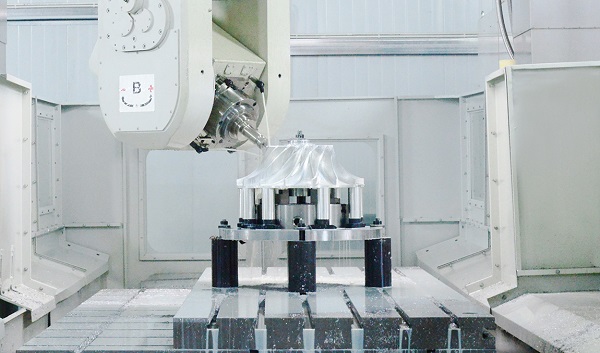 The five-axis machining center is precisely machining the high-efficiency ternary flow impeller