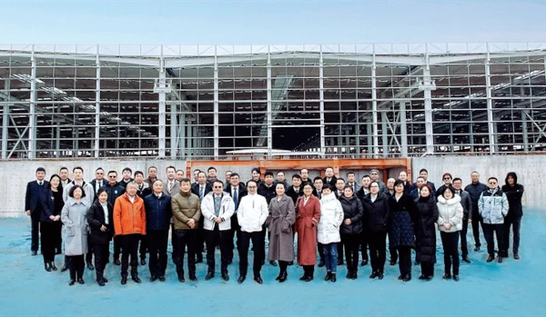The participating managers visited Luoyang NorthGlass High-end Equipment Industrial Park construction site covering an area of 510 mu