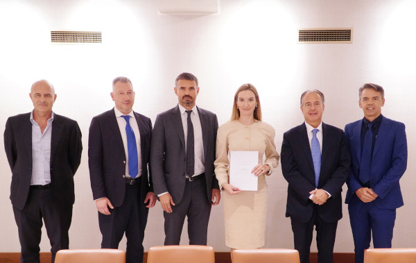 In the photo from left to right: Alessandro Michetti, Commercial Director Europe & MD South Region Europe presso NSG Pilkington Yuri Buryanitsa, COO NovaSklo Igor Liski, Founder of NovaSklo and investment company EFI Group Olha Batova, CEO EFI Group Leopoldo Castiella, Head of Architectural Glass NSG Group. Alderlan Vitalino, Global VA Director, Marketing Director Europe of Architectural Glass NSG Group.