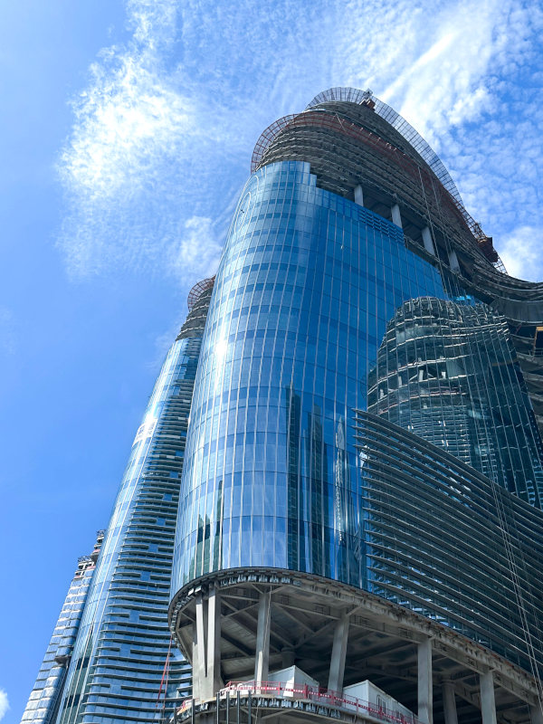 OPPO Façade Reaches 60% Completion: Bringing Zaha Hadid’s “Wild Curves” to Life with NorthGlass