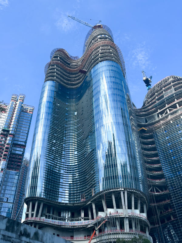 OPPO Façade Reaches 60% Completion: Bringing Zaha Hadid’s “Wild Curves” to Life with NorthGlass