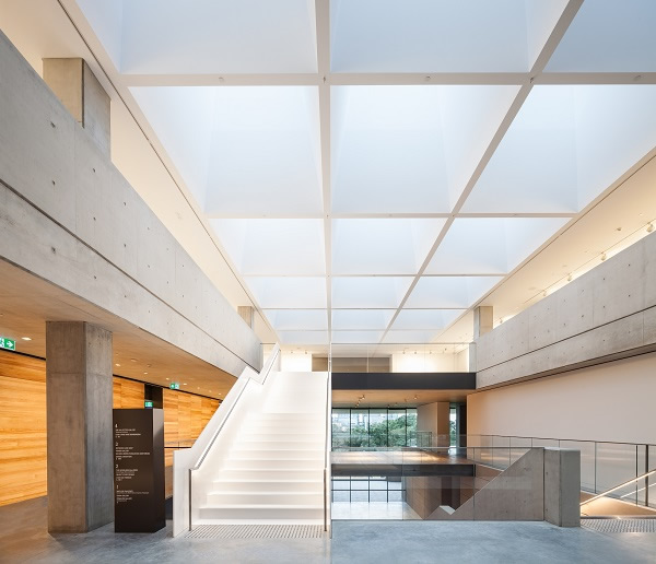The OKALUX K insulating glass panes used as skylights ensure uniform room illumination and prevents creating drop shadows. © Fretwell Photography