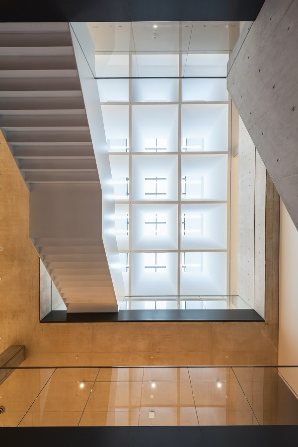 Even when the sky is changeable, thanks to the capillary plates used in the space between the panes, there are much fewer fluctuations in brightness than with clear glazing. © Fretwell Photography