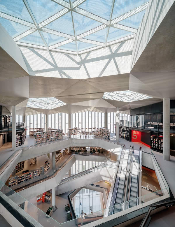 Geometric OKATECH insulating glazing protects against direct sunlight and creates a pleasant room atmosphere. © Einar Aslaksen