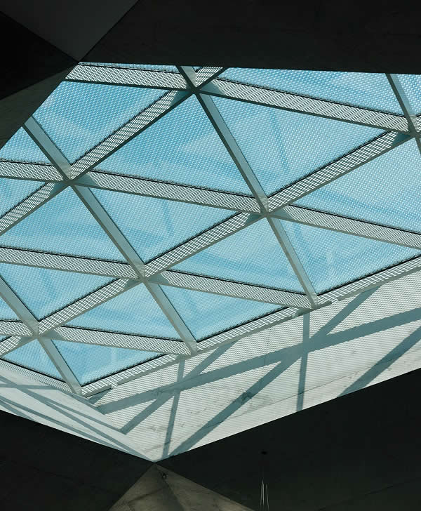 The OKATECH wire mesh insert in the cavity between the panes sets visual accents and complies with high sun and glare protection requirements. © Einar Aslaksen