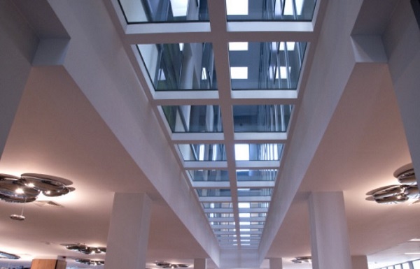 Clinical Hospital of the Military Medical Institute in Warsaw. POLFLAM® F REI 60 was used for the internal ceilings, light-saturating the main hall. 