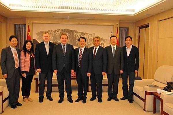 Peng Shou meets with CEO Ahmet Kirman of Turkey Sisecam Group