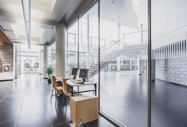 3.POLFLAM® fire-resistant glass that has been applied in office spaces singles out some functional rooms while providing protection against fire and the sound coming from communication passages. In the photo: the 21st century Mediateque in Tychy.